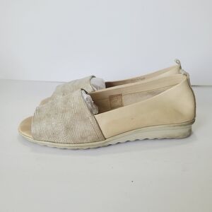 THE FLEXX Beige and Cream Flats Size 8.5